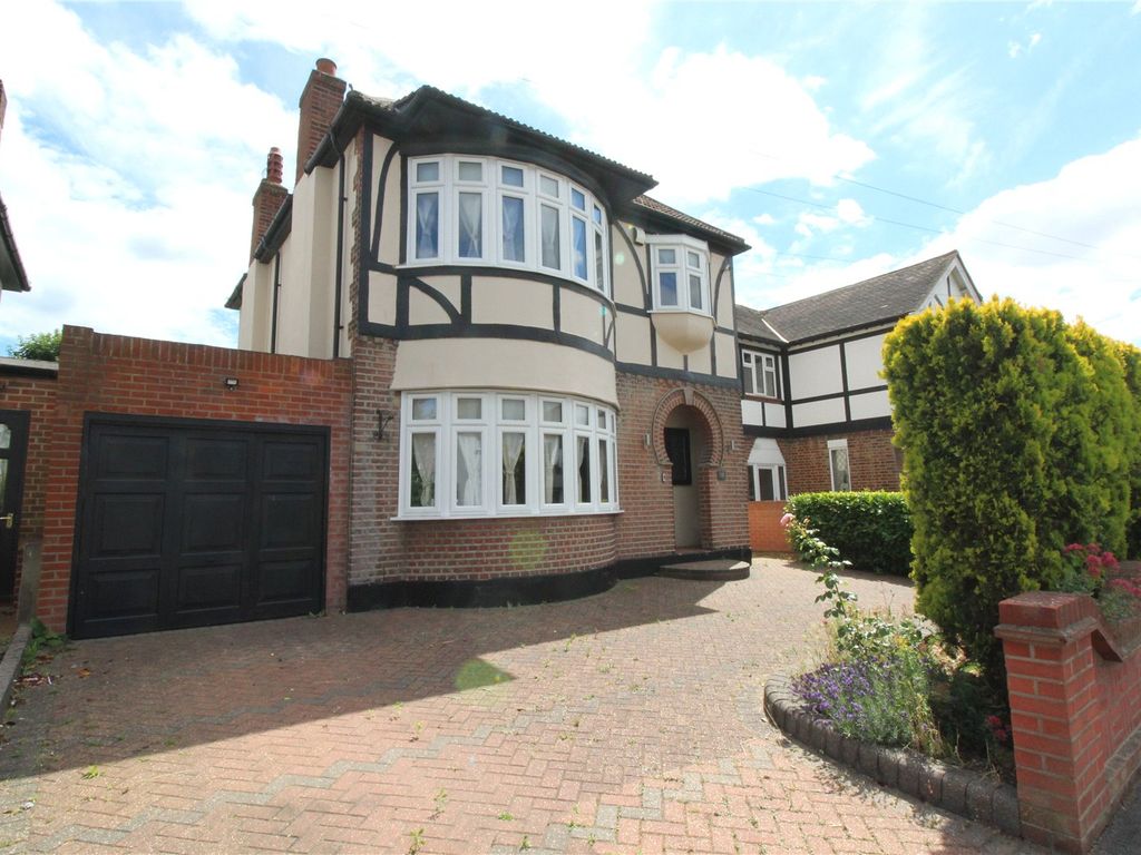 3 bed detached house to rent in Repton Avenue, Gidea Park, Romford RM2