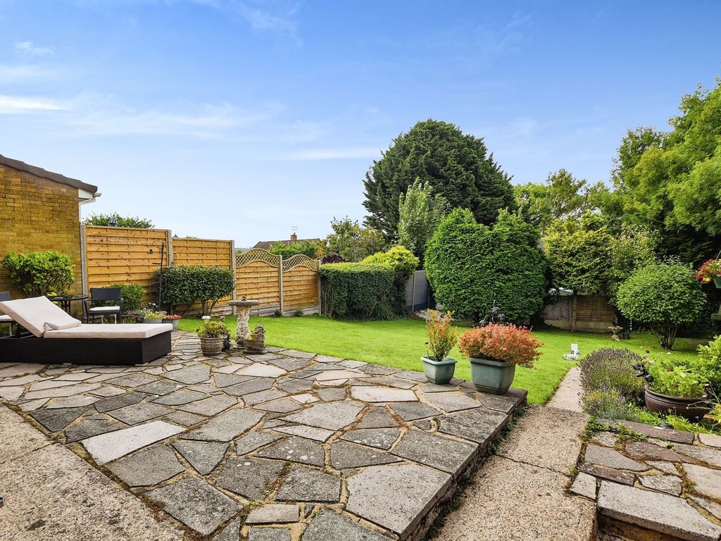 3 bed semidetached house for sale in Lindlings, Hemel Hempstead HP1, £