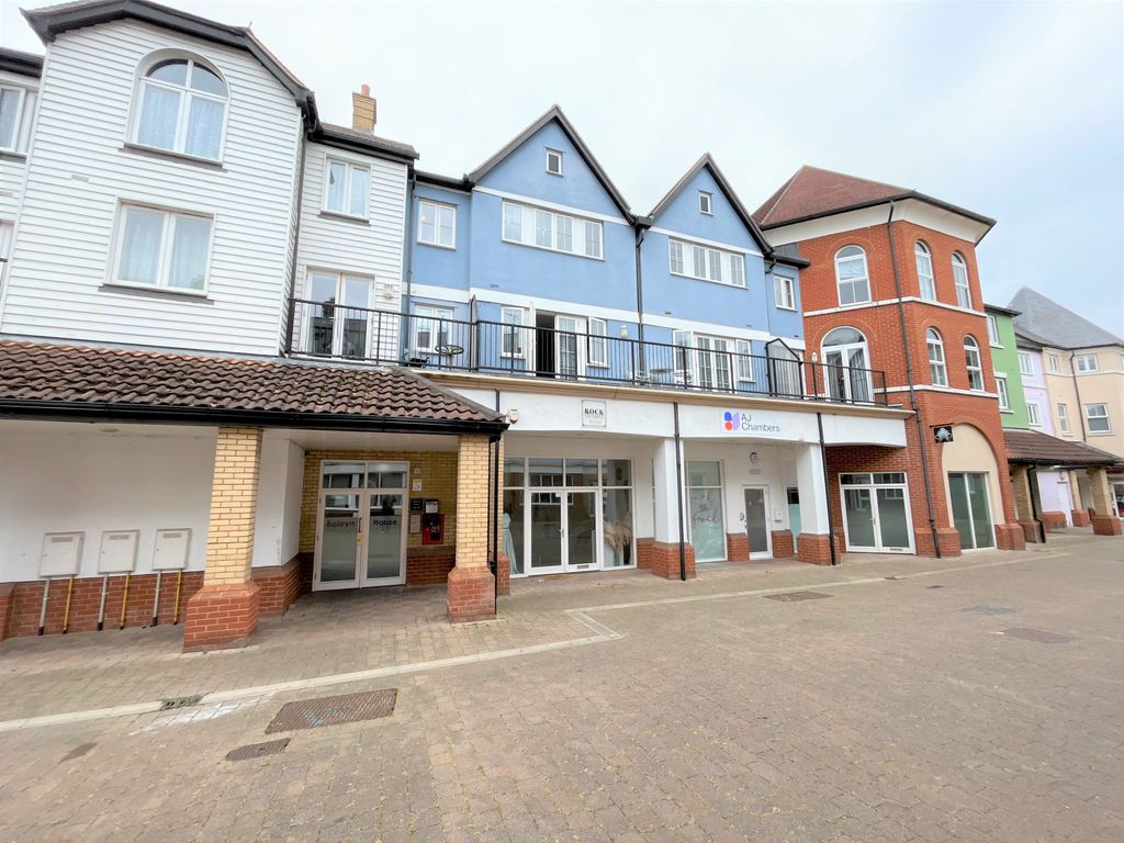 2 bed flat to rent in Roche Close, Rochford SS4, £995 pcm Zoopla