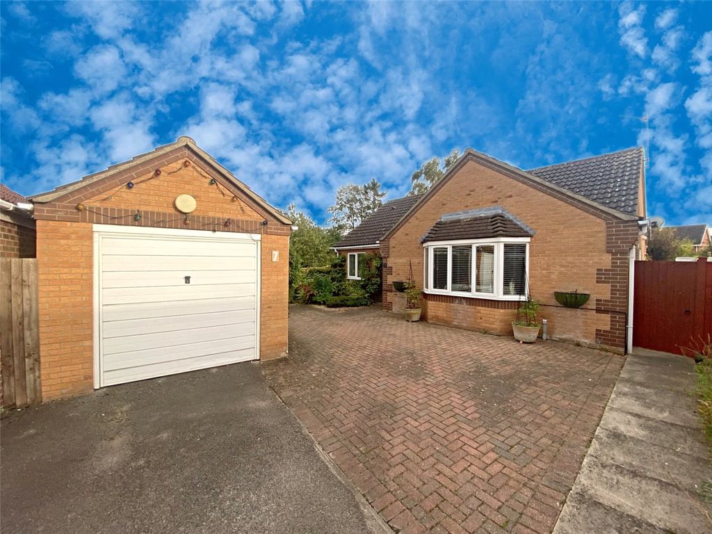 3 bed bungalow for sale in The Firs, Ruskington, Sleaford NG34, £