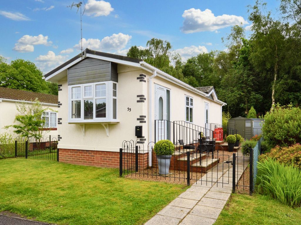 2 bed mobile/park home for sale in Canterbury Road, Charing TN27, £