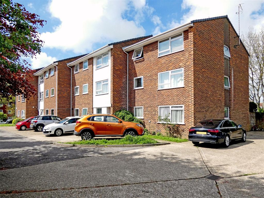 2 bed flat for sale in Summerlea Gardens, Church Street, Littlehampton