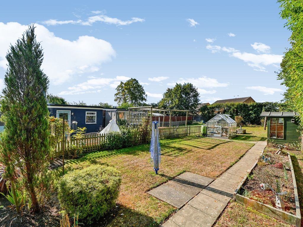 3 bed semidetached house for sale in Cottingham Grove, Bletchley