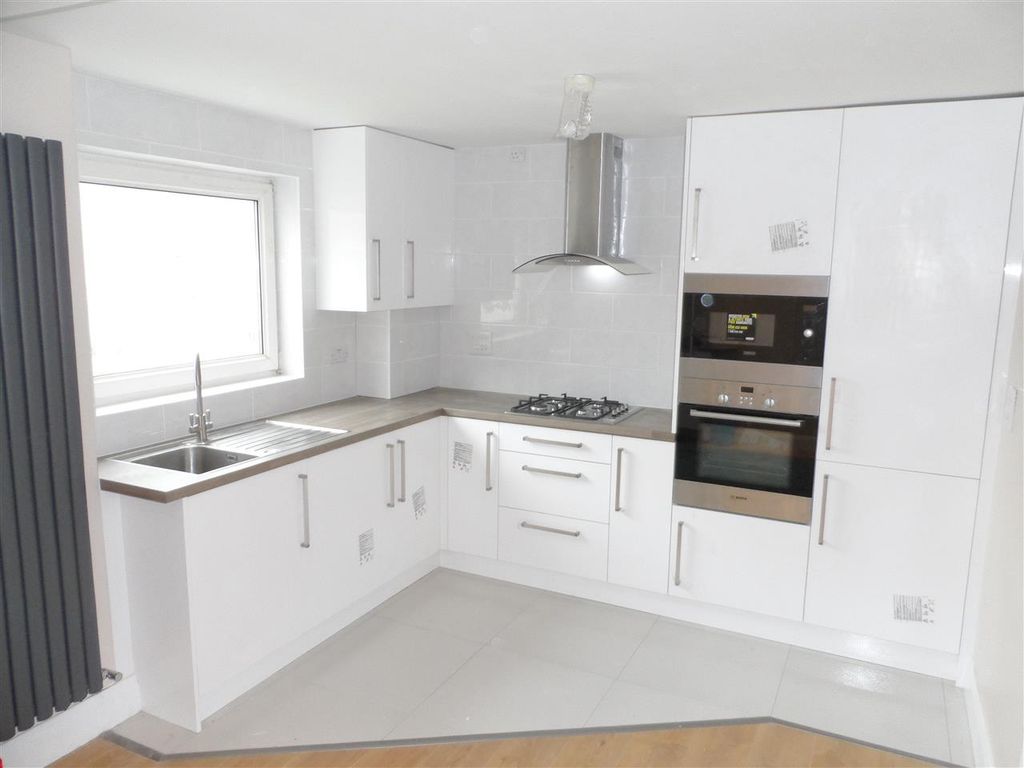 2 bed flat to rent in Windsor House, The Farmlands, Northolt UB5, £