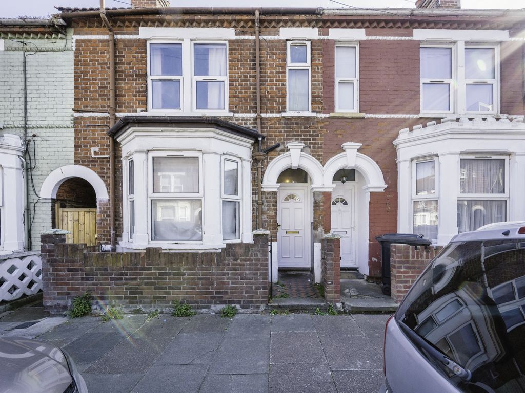 3 bed terraced house for sale in Ombersley Road, Bedford, Bedfordshire