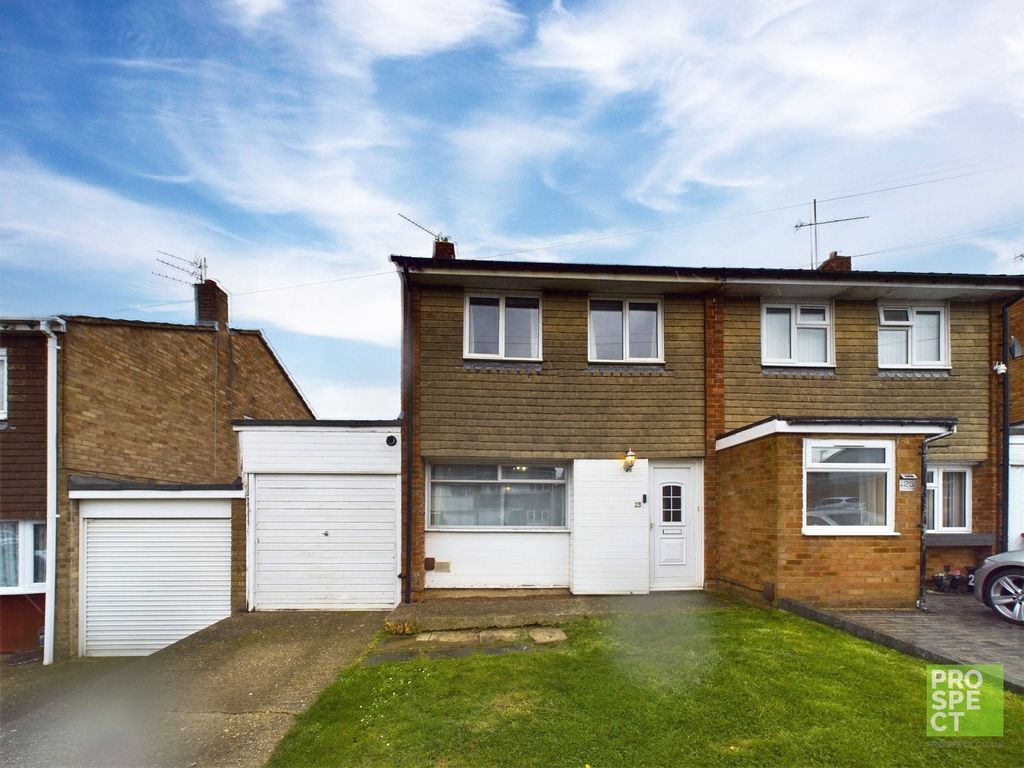 3 bed semidetached house for sale in Corinne Close, Reading, Berkshire
