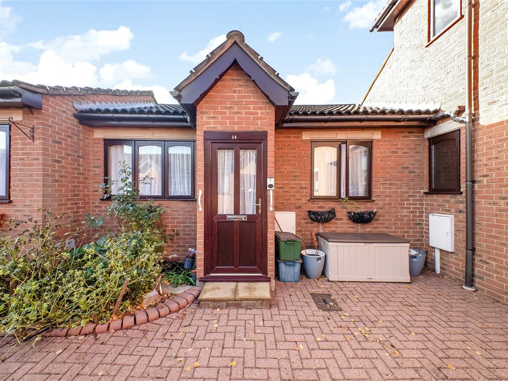 1 bed bungalow for sale in Bletchingley Close, Thornton Heath CR7, £