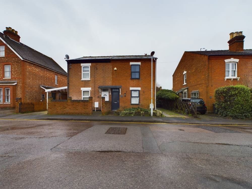 3 bed semidetached house to rent in Adelaide Street, Gloucester GL1, £