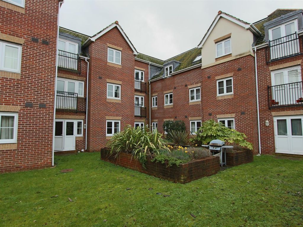 2 bed flat to rent in Ashdown House, Hiltingbury, Chandlers Ford SO53