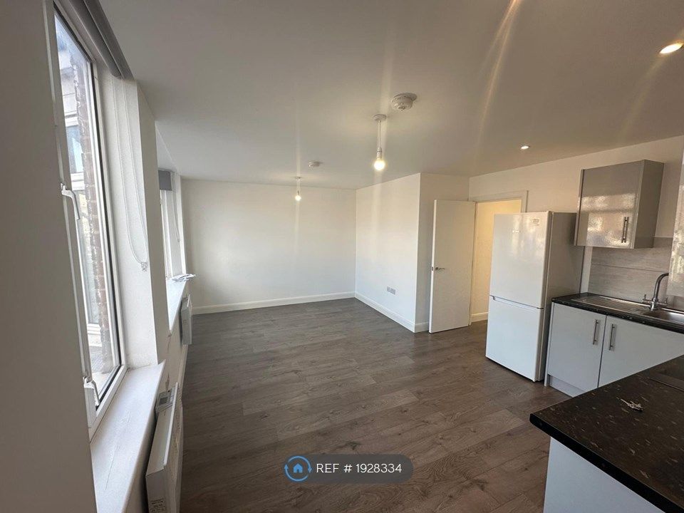 2 bed flat to rent in Shenley Road, Borehamwood WD6, £1,750 pcm Zoopla