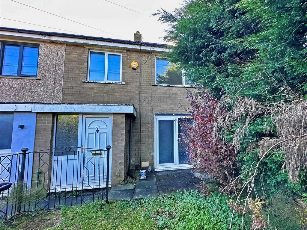 3 bed terraced house for sale in Hillcrest Drive, Queensbury, Bradford BD13, £85,000 Zoopla