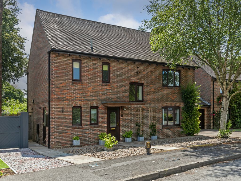 4 bed linkdetached house for sale in Fairfax Close, Winchester SO22