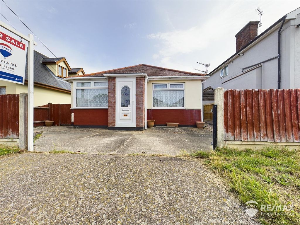 2 bed detached bungalow for sale in Lodge Road, Little Oakley, Harwich