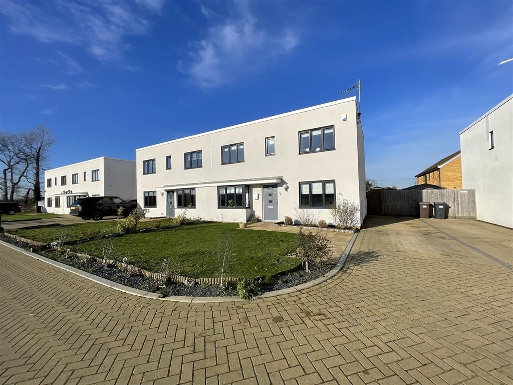 5 bed semidetached house for sale in Shearwater Avenue, East Tilbury