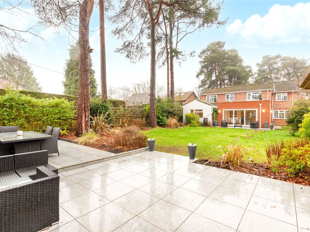 4 bed detached house for sale in Nine Mile Ride, Finchampstead