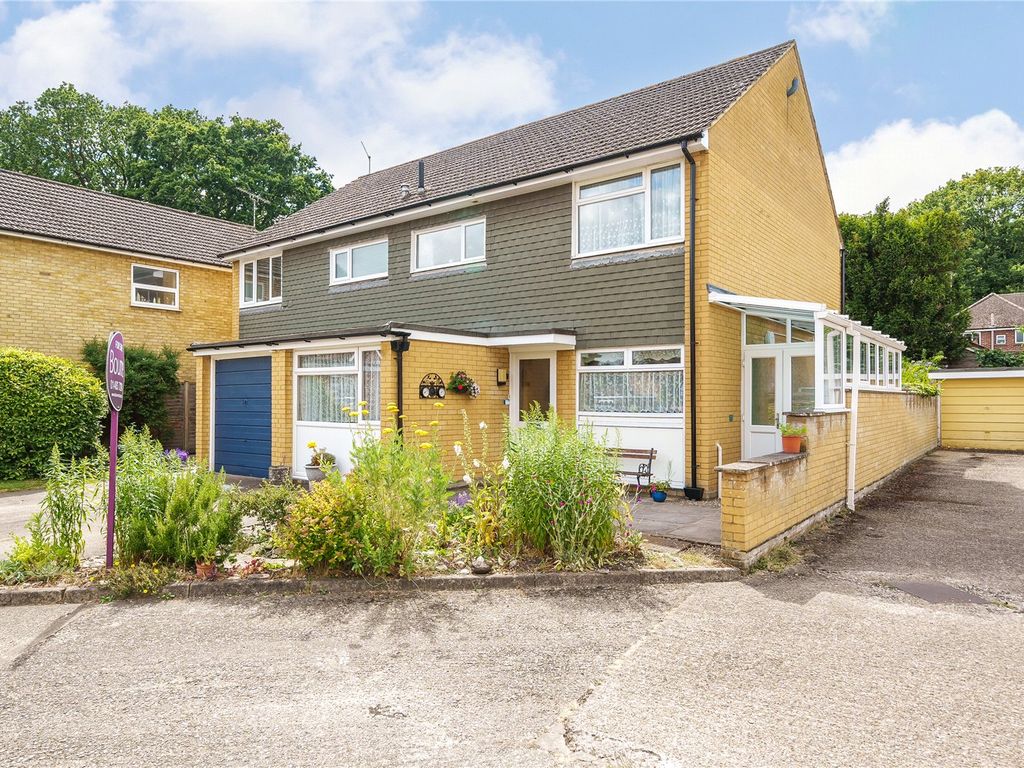 3 bed semidetached house for sale in Russell Close, Horsell, Woking
