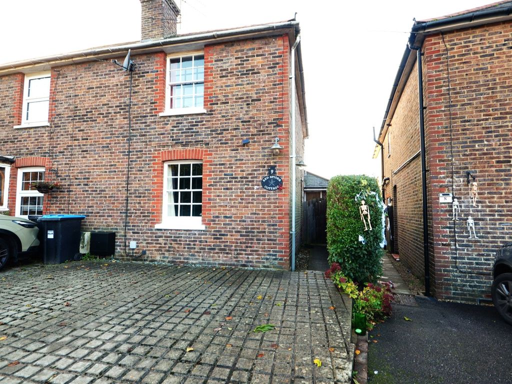 2 bed terraced house to rent in The Platt, Lingfield, West Sussex RH7