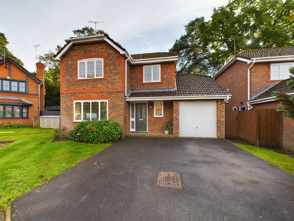 4 bed detached house for sale in Saxon Drive, Warfield, Bracknell