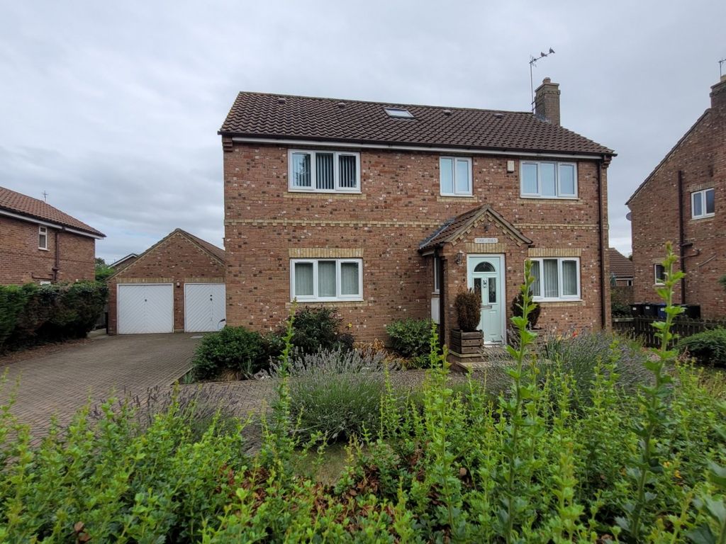 6 bed detached house to rent in York Road, Barlby, Selby, North