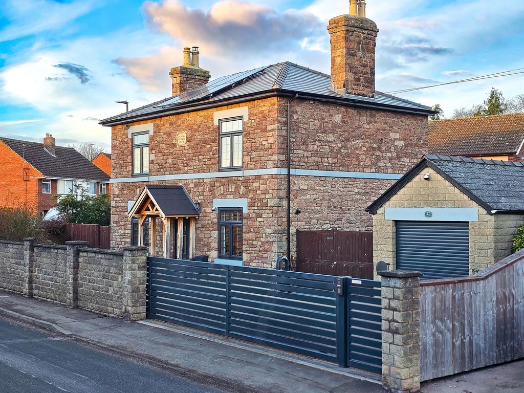 3 bed detached house for sale in Grandstand Road, Hereford HR4, £