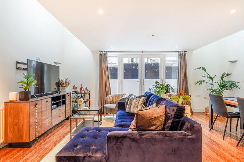 2 bed flat to rent in Southbank, Thames Ditton KT7, £1,750 pcm Zoopla