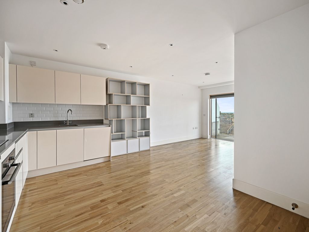 2 bed flat to rent in Streatham High Road, London SW16, £2,250 pcm Zoopla