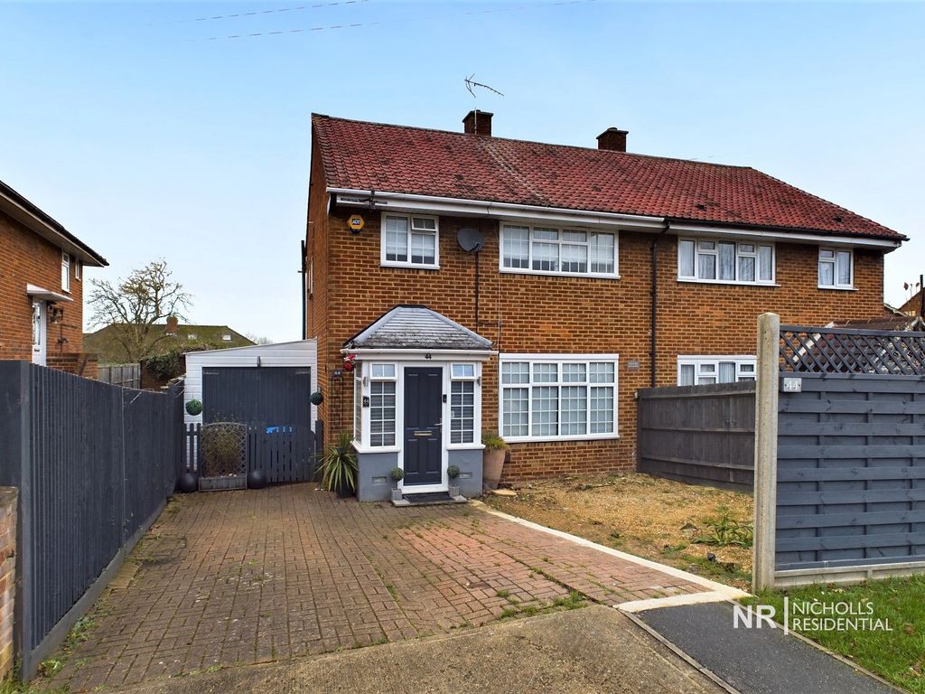 3 bed semidetached house for sale in Garrison Lane, Chessington
