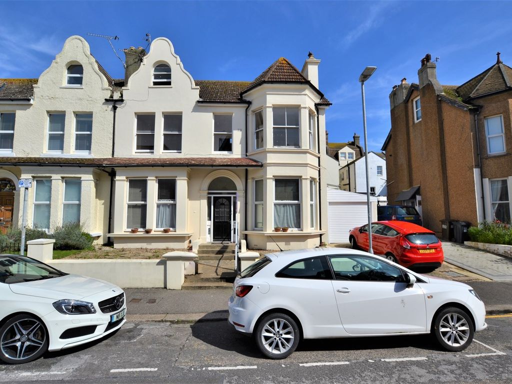 2 bed flat to rent in Albert Road, BexhillOnSea TN40, £1,150 pcm Zoopla