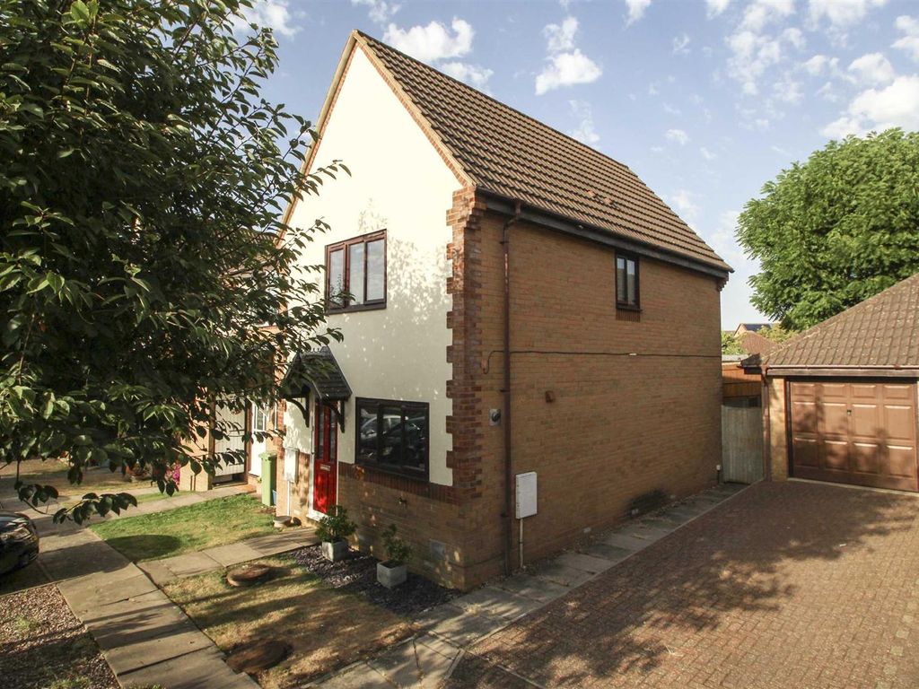 3 bed end terrace house to rent in Coverack Place, Tattenhoe, Milton