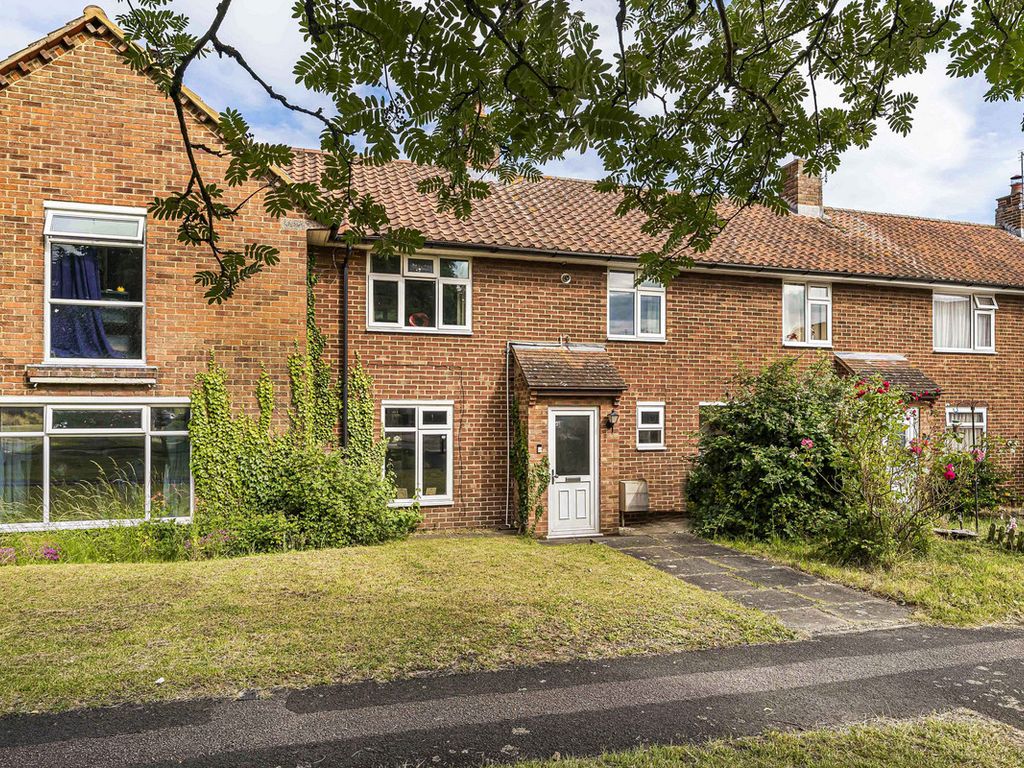 3 bed terraced house for sale in Colne Close, Bicester OX26, £330,000