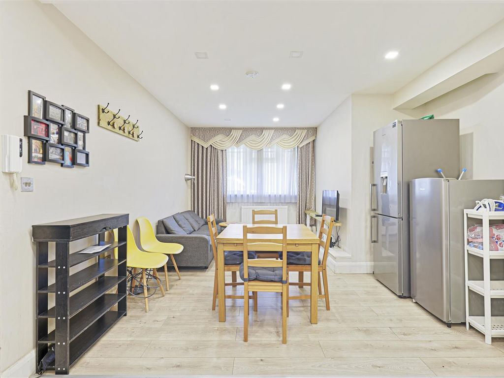 4 bed flat for sale in The Terrace, Old Ford Road, London E2, £600,000