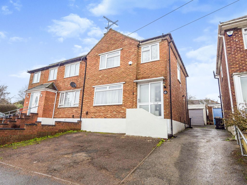 3 bed semidetached house for sale in Grampian Way, Luton, Bedfordshire