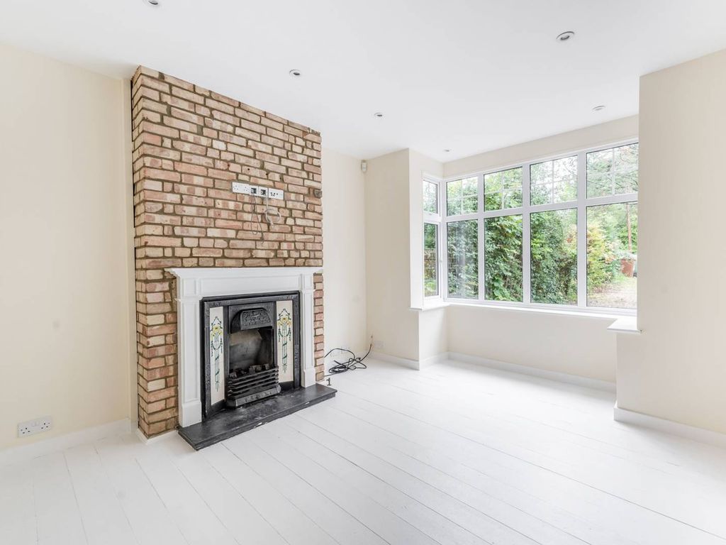 4 bed semidetached house to rent in Elms Road, Harrow Weald, Harrow