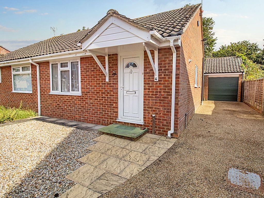 2 bed bungalow for sale in Norman Close, Fakenham, Norfolk NR21, £