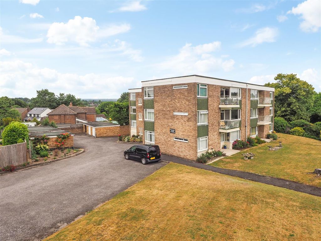 2 bed flat for sale in Winchester Road, Andover SP10 Zoopla
