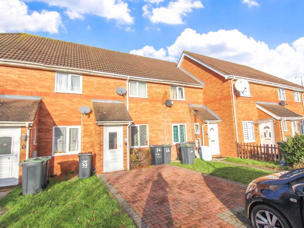 2 bed terraced house for sale in Leafield, Luton LU3, £240,000 Zoopla
