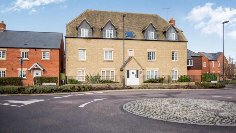 2 bed flat for sale in Mir Crescent, Swindon, Wiltshire SN25 Zoopla