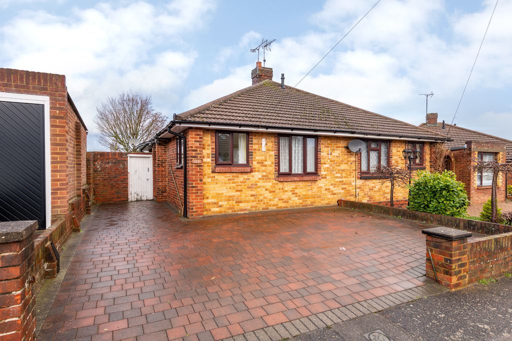 1 bed semidetached bungalow for sale in Taverners Road, Rainham