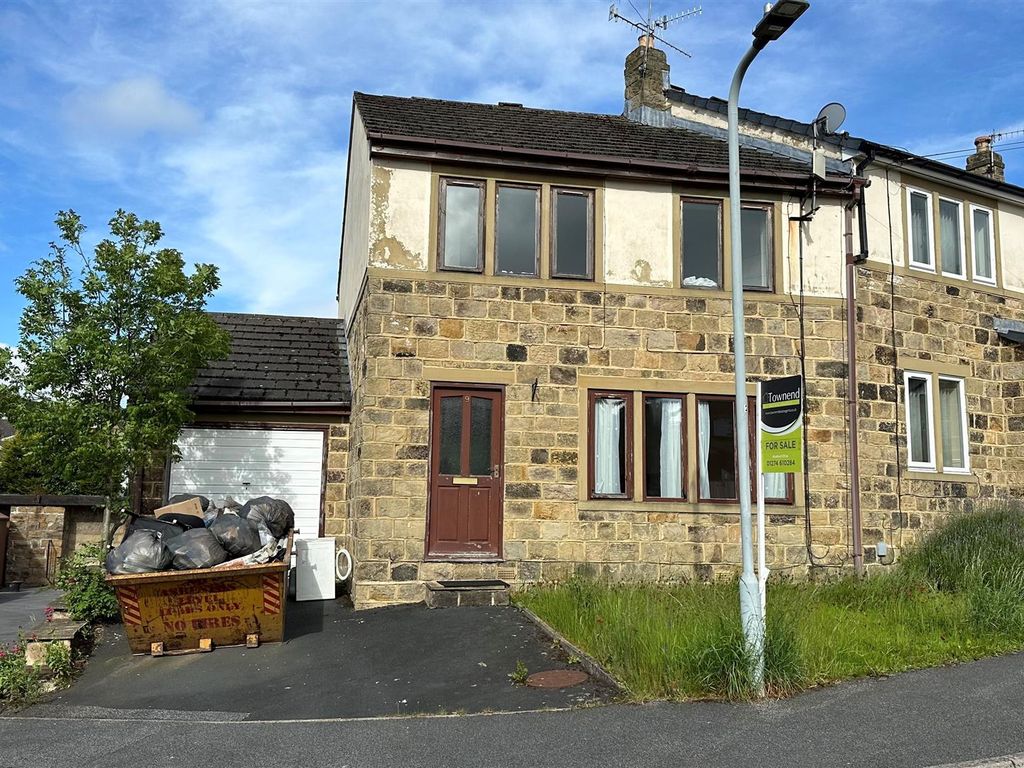 3 bed town house for sale in Brackendale, Bradford BD10, £240,000 Zoopla