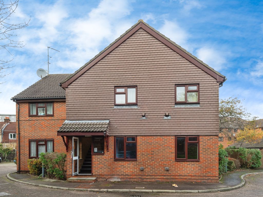 2 bed flat for sale in Clarendon Road, Wallington SM6, £181,000 Zoopla