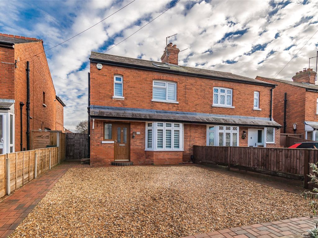 4 bed semidetached house for sale in Basingstoke Road, Reading