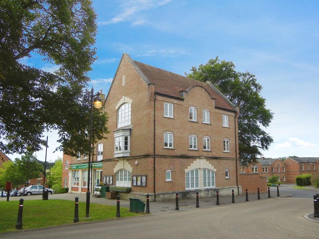 2 bed flat to rent in Alder Court, Hawthorn Road, Charlton Down