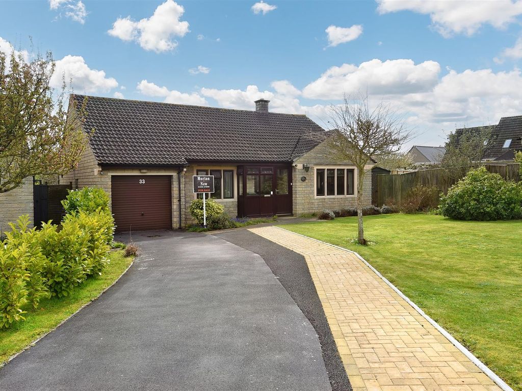 3 bed detached bungalow for sale in Ham Meadow, Marnhull, Sturminster