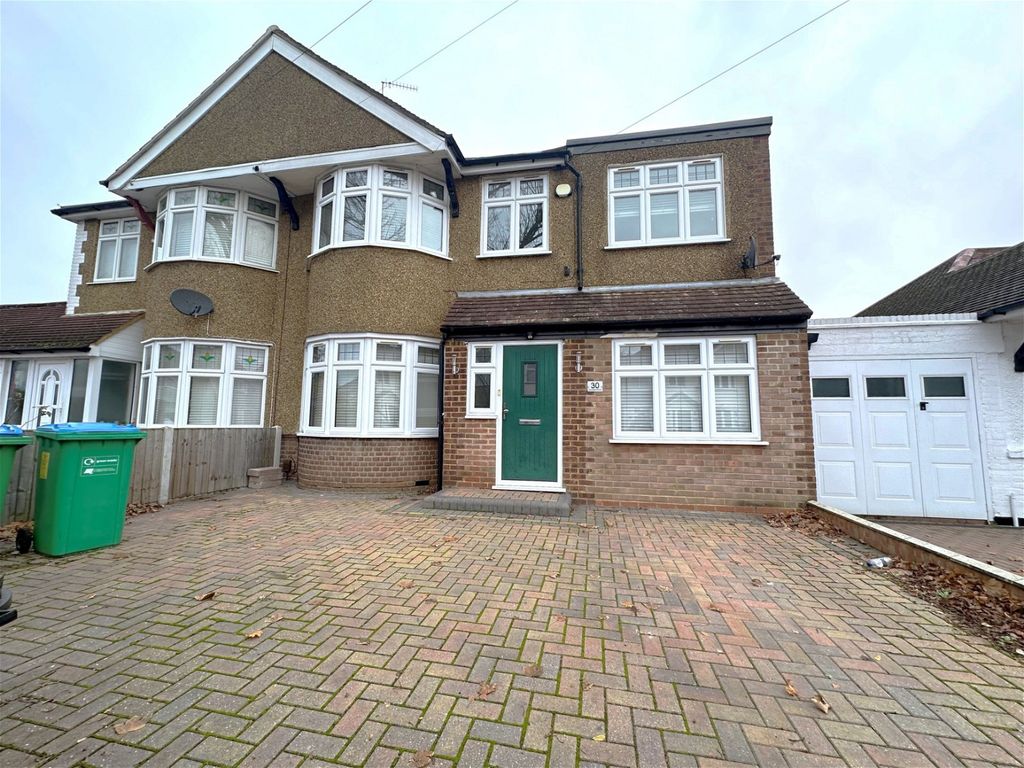 4 bed semidetached house to rent in Sheringham Avenue, Whitton
