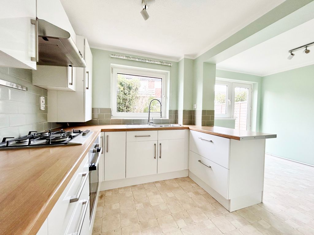 4 bed semidetached house to rent in Muscroft Road, Prestbury
