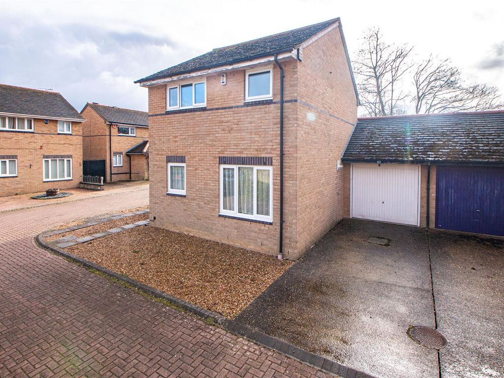 3 bed link detached house to rent in Greenhill Close, Loughton, Milton