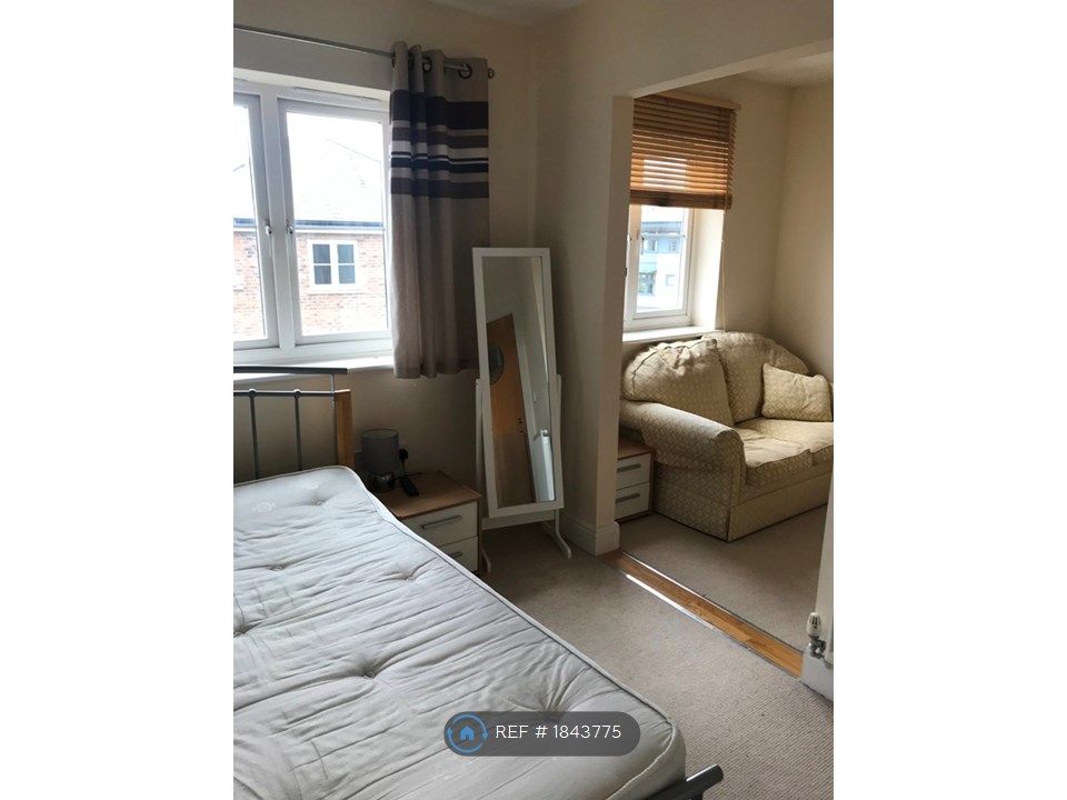 Room to rent in Allington Close, Farnham GU9, £750 pcm Zoopla