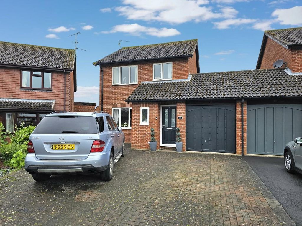 3 bed link detached house for sale in The Range, Highnam, Gloucester