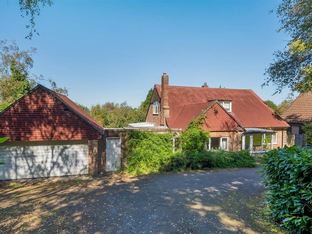 4 bed detached bungalow for sale in Crewkerne Road, Axminster, Devon