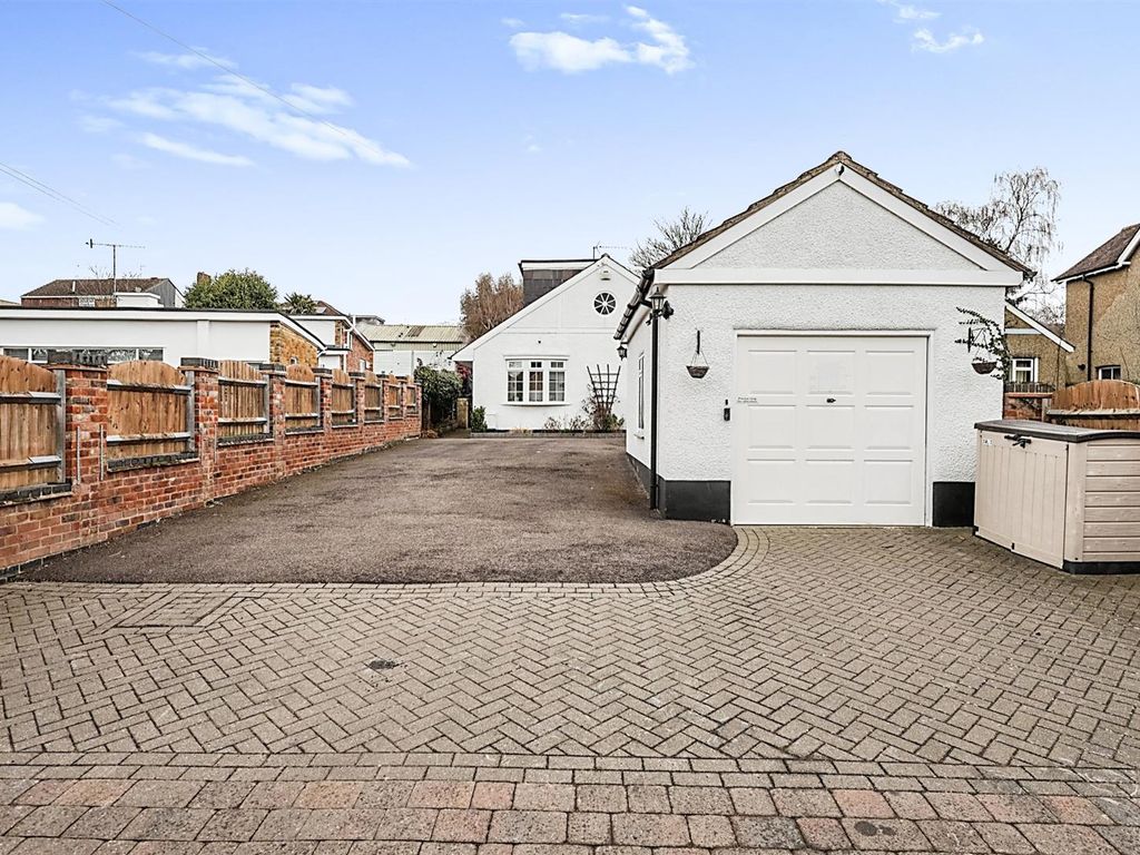 4 bed detached bungalow for sale in Belswains Lane, Herts, Hemel